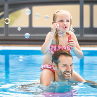 Einnkaufswelt Familie im Pool